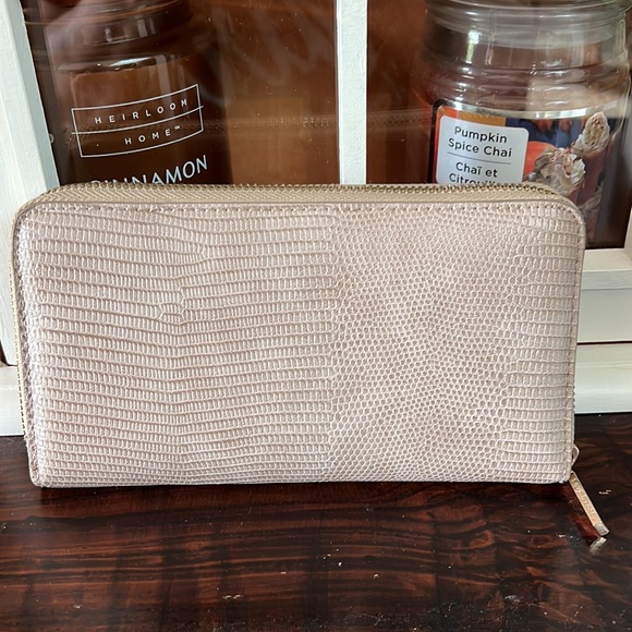 Beautiful 🌸 LOVE & LORE ZIP AROUND WALLET - Picture 5 of 9